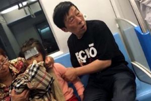 Kakek ini berikan jaket untuk tampung muntahan cucunya, bikin haru...