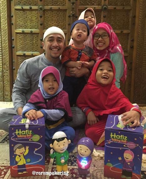 11 Pasangan selebritis yang mempunyai anak kembar, wah mirip nggak ya?