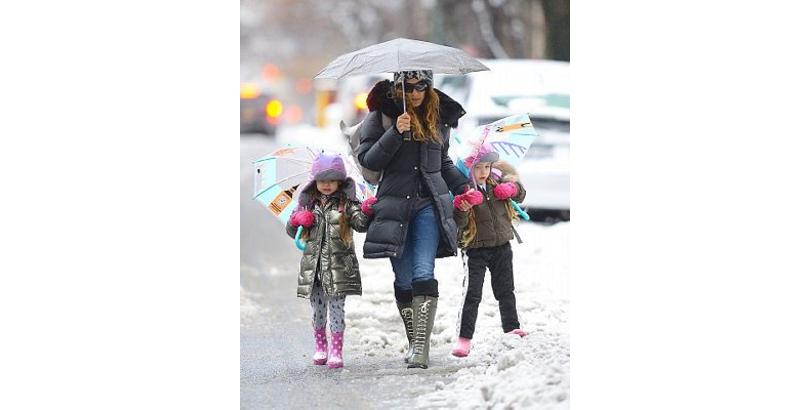 11 Pasangan selebritis yang mempunyai anak kembar, wah mirip nggak ya?