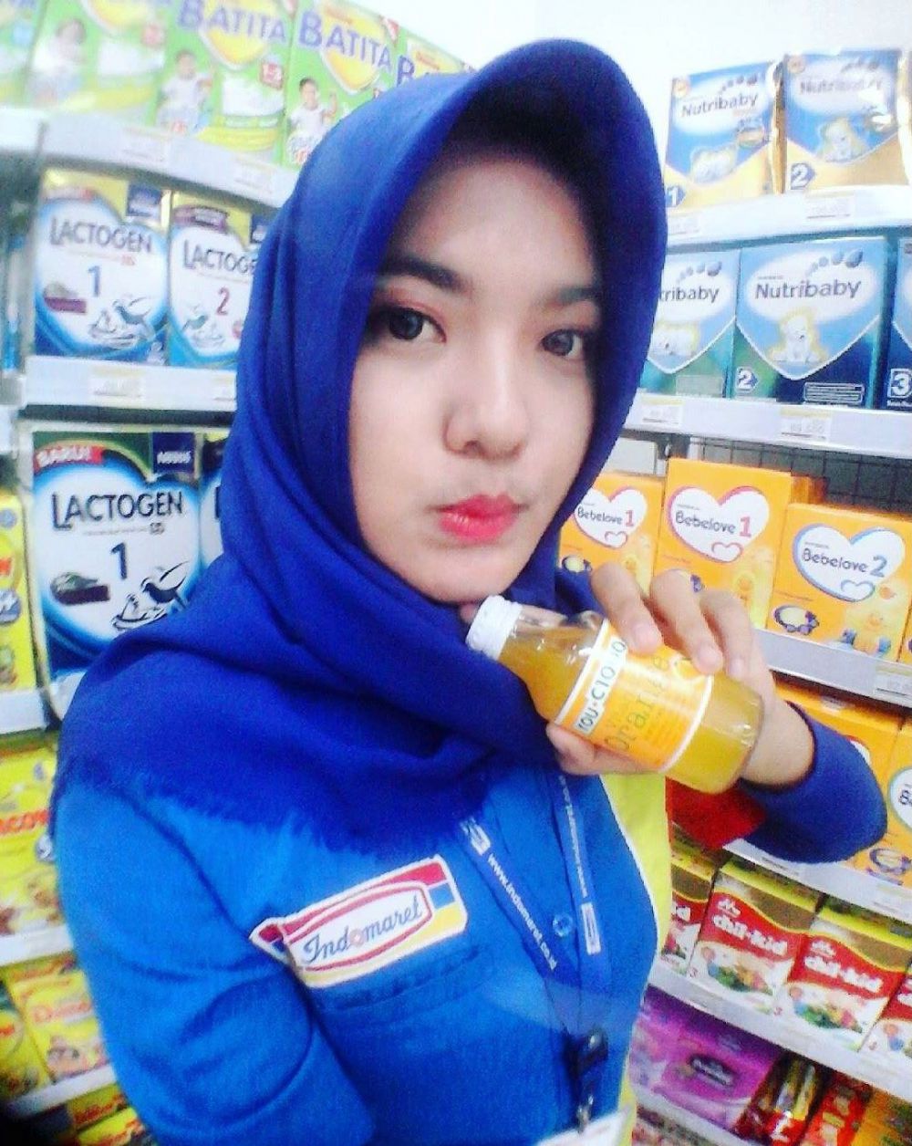  Indomaret  s beautiful cashier  will have you leaving your 