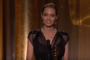 Angelina Jolie berpidato dengan mata berkaca-kaca, ada apa ya?