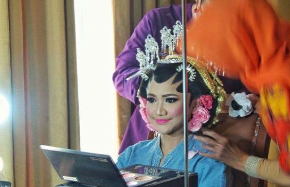 Suami mendadak sakit, mempelai wanita ini sendirian di resepsi nikahan