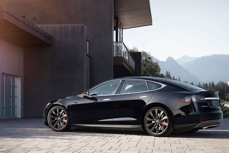 Ini yang dilakukan Tesla untuk memperbaiki kesalahan saat self parking
