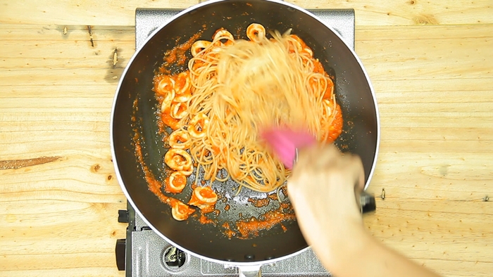 Resep red hot spaghetti with squid, pecinta kuliner Italia wajib coba!