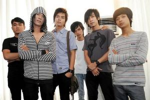 10 Band ini langsung meredup ketika ditinggal vokalisnya, ya nasib!