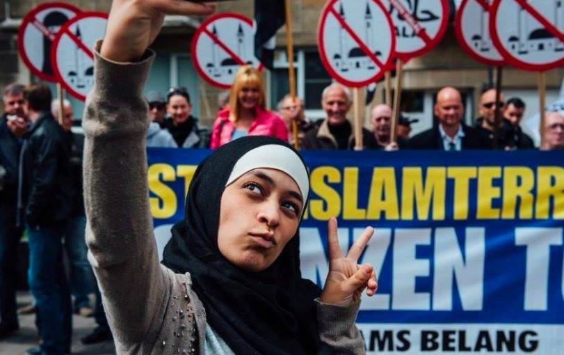 Ajak selfie pendemo anti-Islam, wanita berhijab ini tuai pujian
