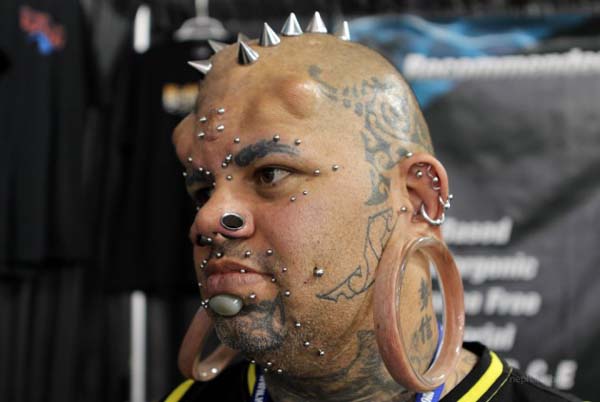 tindik berlebihan ektrim © 2016 brilio.net