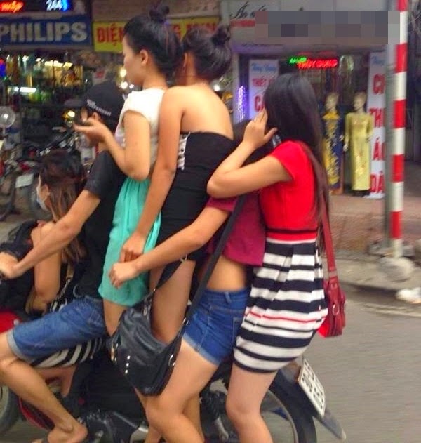 Cewek Motor Absurd © 2016 brilio.net Cewek Motor Absurd © 2016 brilio.net