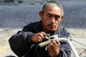 Semangat pria satu jari tangan dan tanpa kaki ini menginspirasi dunia