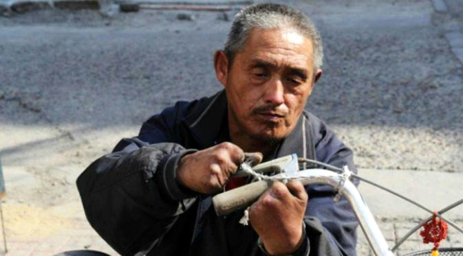 Semangat pria satu jari tangan dan tanpa kaki ini menginspirasi dunia