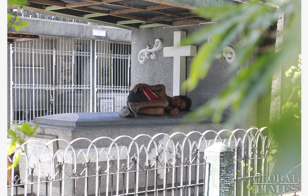 Warga miskin di Filipina ini berbagi rumah dengan kuburan, miris! 