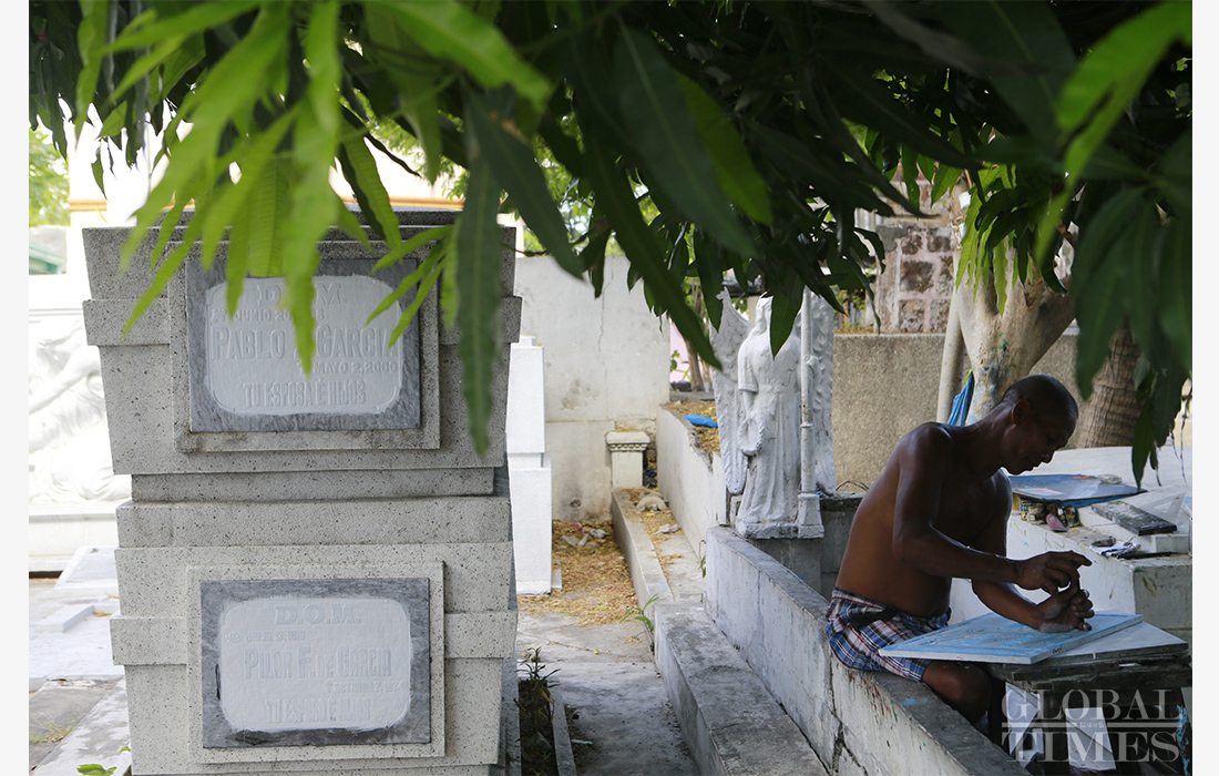 Warga miskin di Filipina ini berbagi rumah dengan kuburan, miris! 