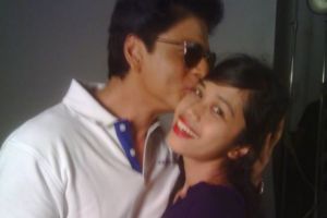 Aksi fans asal Indonesia ini bikin Shah Rukh Khan nyerah, ngapain ya?