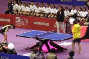 Meski tak punya tangan, pria ini jago tenis meja pakai mulutnya