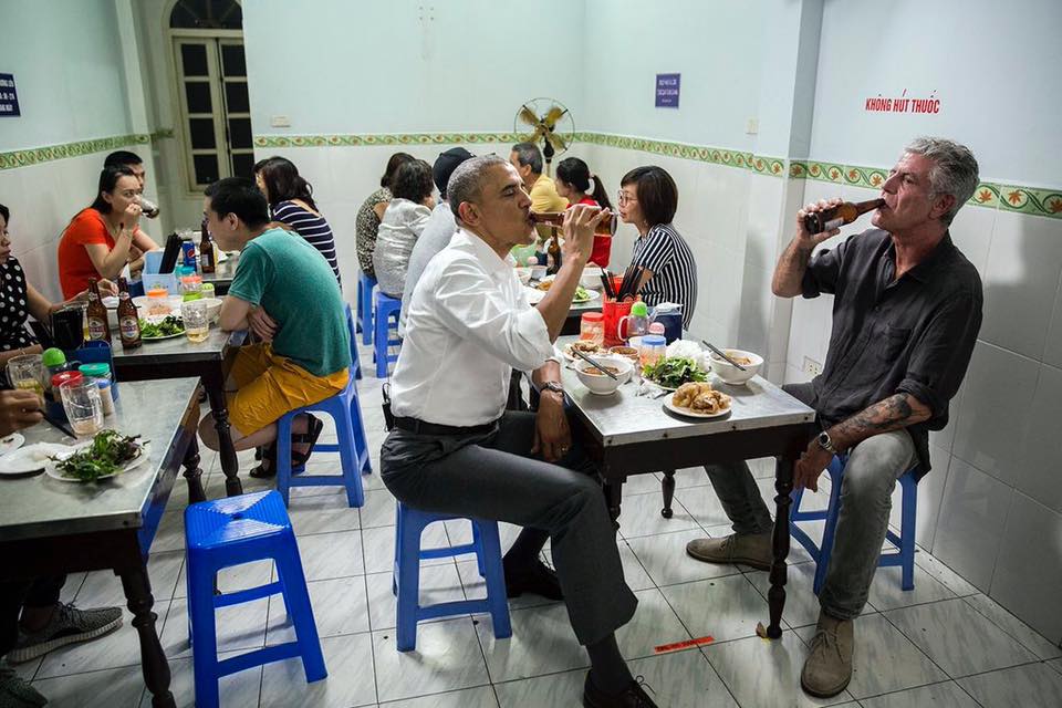 obama makan mie di warung pakai kursi plastik © 2016 brilio.net