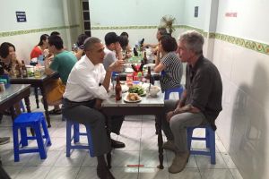 Bukti kesederhanaan, Obama makan mi di warung pakai kursi plastik