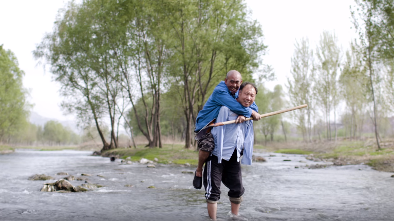 Kisah persahabatan si buta dan pria tanpa tangan ini bikin terenyuh