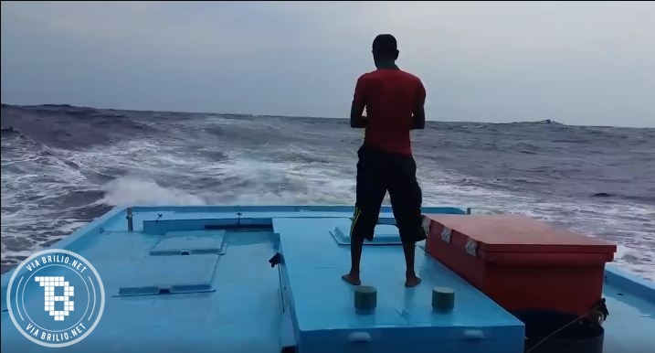 kapal diterjang badai pria ini tetap mengerjakan salat © 2016 brilio.net kapal diterjang badai pria ini tetap mengerjakan salat © 2016 brilio.net