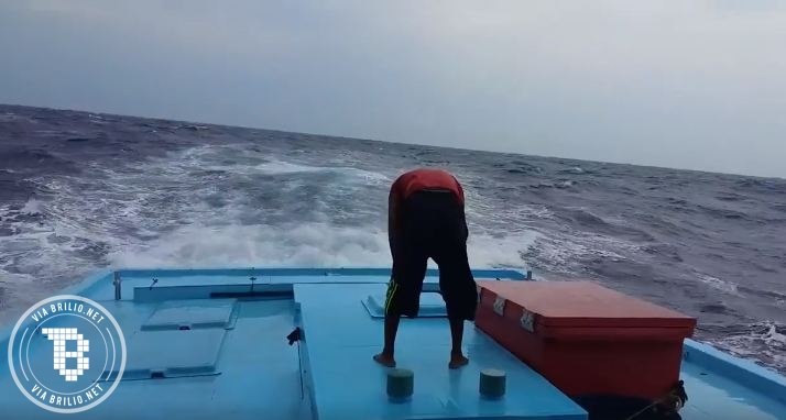 kapal diterjang badai pria ini tetap mengerjakan salat © 2016 brilio.net kapal diterjang badai pria ini tetap mengerjakan salat © 2016 brilio.net