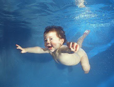 BAYI - 15 Potret ekspresi bayi ketika sedang berenang ini bikin takjub © 2016 brilio.net