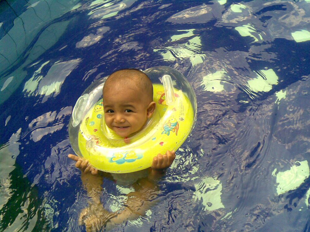 BAYI - 15 Potret ekspresi bayi ketika sedang berenang ini bikin takjub © 2016 brilio.net