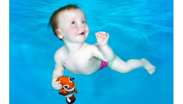BAYI - 15 Potret ekspresi bayi ketika sedang berenang ini bikin takjub © 2016 brilio.net