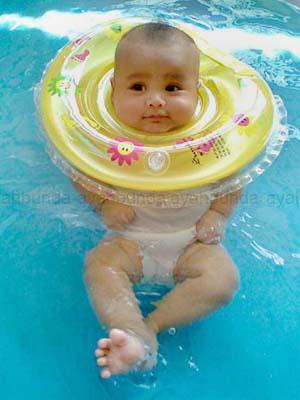 BAYI - 15 Potret ekspresi bayi ketika sedang berenang ini bikin takjub © 2016 brilio.net