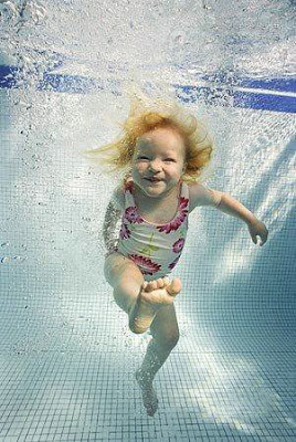 BAYI - 15 Potret ekspresi bayi ketika sedang berenang ini bikin takjub © 2016 brilio.net