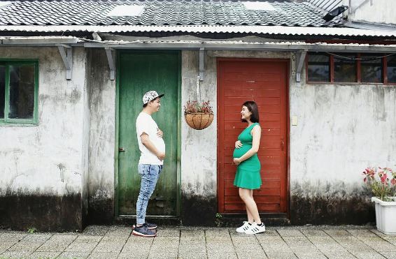 Foto 5 artis ini buktikan istri hamil tapi perut suami ikut buncit