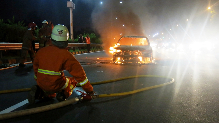 Beruntung, mobil terbakar seperti ini pengemudinya selamat...