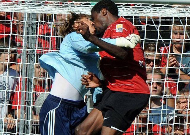 foto saat pemain sepak bola nggak sengaja berciuman © 2016 brilio.net