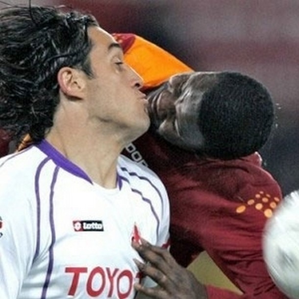 foto saat pemain sepak bola nggak sengaja berciuman © 2016 brilio.net