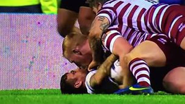 foto saat pemain sepak bola nggak sengaja berciuman © 2016 brilio.net