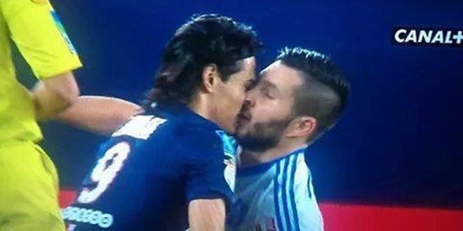 foto saat pemain sepak bola nggak sengaja berciuman © 2016 brilio.net