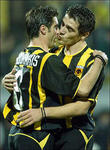 foto saat pemain sepak bola nggak sengaja berciuman © 2016 brilio.net