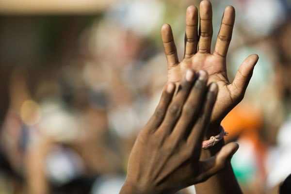 WOW - 10 Tradisi unik cara memberi salam di seluruh dunia, apa aja ya ? © 2016 brilio.net