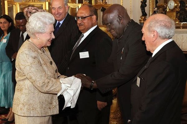 WOW - 10 Tradisi unik cara memberi salam di seluruh dunia, apa aja ya ? © 2016 brilio.net