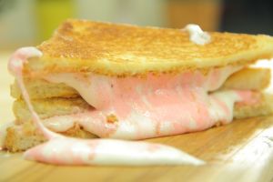 Masak ala western Grilled Peanut Butter and Marshmallow Sandwich, yuk!