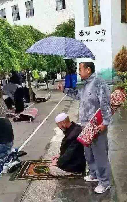 foto orang salat bikin malu malas salat  © 2016 brilio.net foto orang salat bikin malu malas salat  © 2016 brilio.net