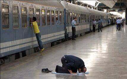 foto orang salat bikin malu malas salat  © 2016 brilio.net foto orang salat bikin malu malas salat  © 2016 brilio.net