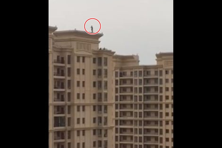 Aksi bunuh diri terjun dari atas apartemen MOI ini hebohkan netizen