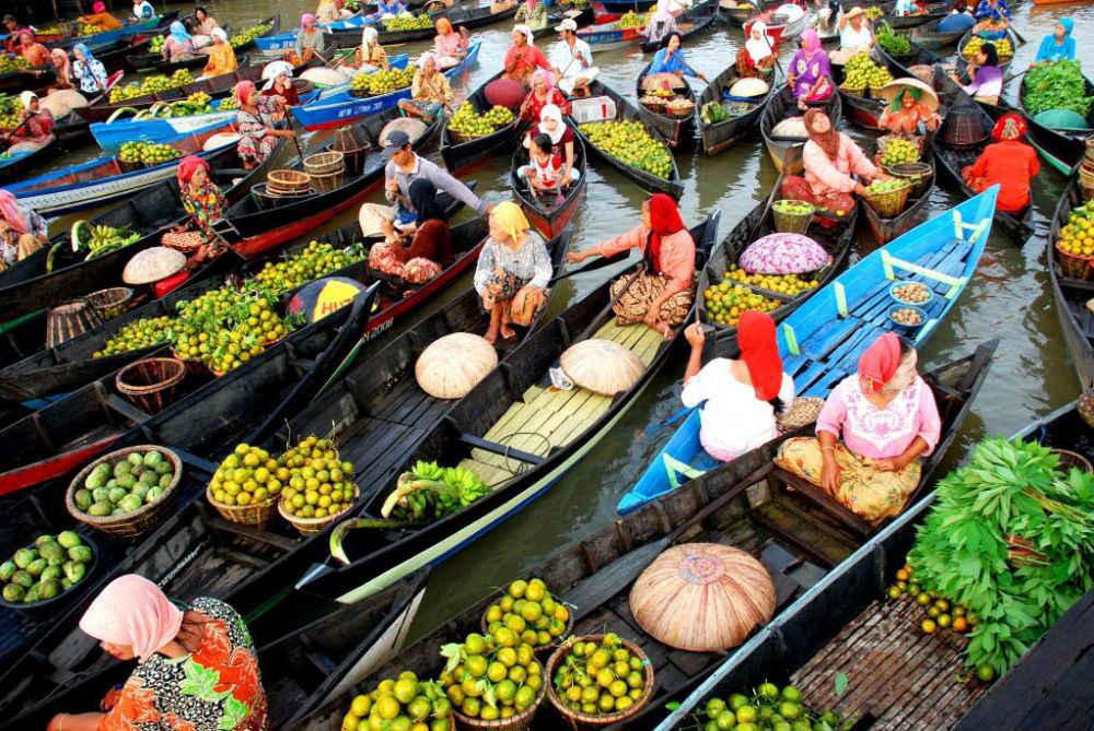7 Pasar apung di Indonesia ini tak kalah sama mal, yuk dayung bareng!