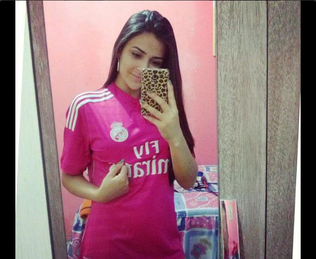 20 Foto Gadis Cantik Dengan Jersey Real Madrid Bikin Fans Cowok