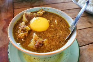 Pelesir ke Pantai Losari? Kamu wajib coba 7 jajanan pinggir jalan ini