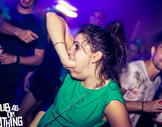 foto kelakuan gila orang saat dugem bikin ngakak campur miris © 2016 brilio.net