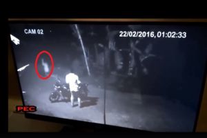 Penampakan kuntilanak ganggu pemotor terekam cctv, kamu berani lihat?