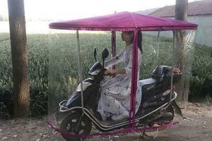 Jas hujan model baru ini unik banget, bikin geleng-geleng kepala!