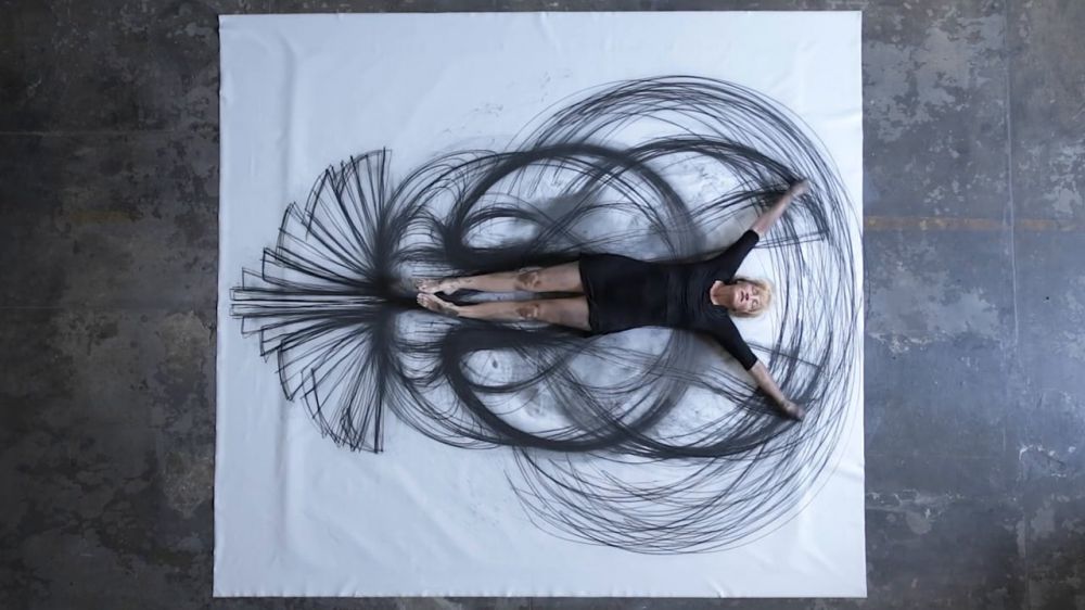 WOW - Melukis sambil menari, seniman ini hasilkan karya yang menakjubkan. © 2016 brilio.net