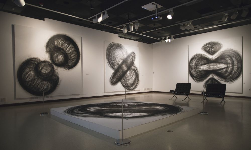 WOW - Melukis sambil menari, seniman ini hasilkan karya yang menakjubkan. © 2016 brilio.net