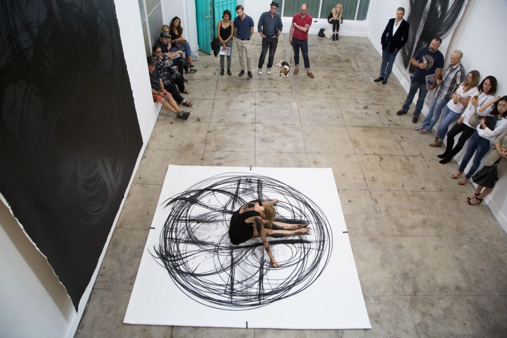 WOW - Melukis sambil menari, seniman ini hasilkan karya yang menakjubkan. © 2016 brilio.net